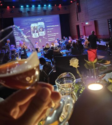 Bierproeverij in het theater, grote groepen